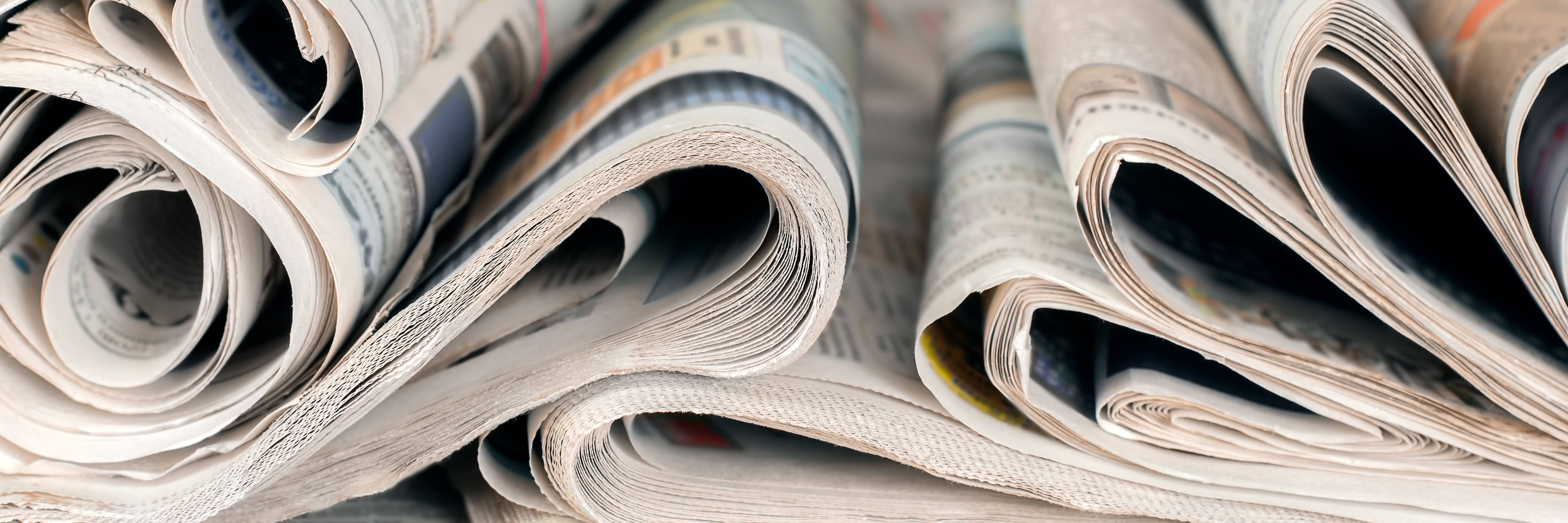Schmuckbild Presserubrik Aufgerolle Zeitungen